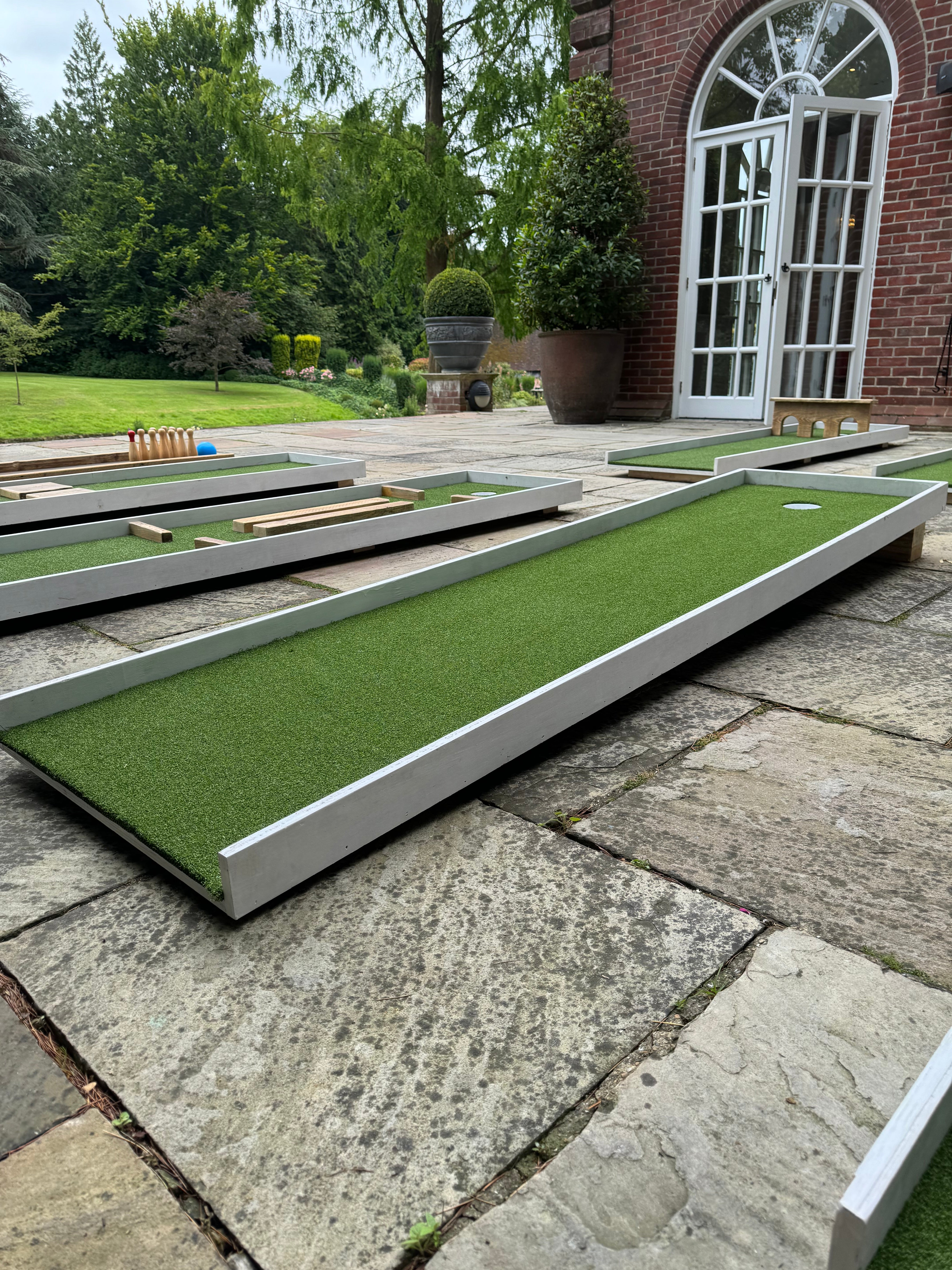 inclined-miniature-golf-with artificial-turf-for-hire-at-events