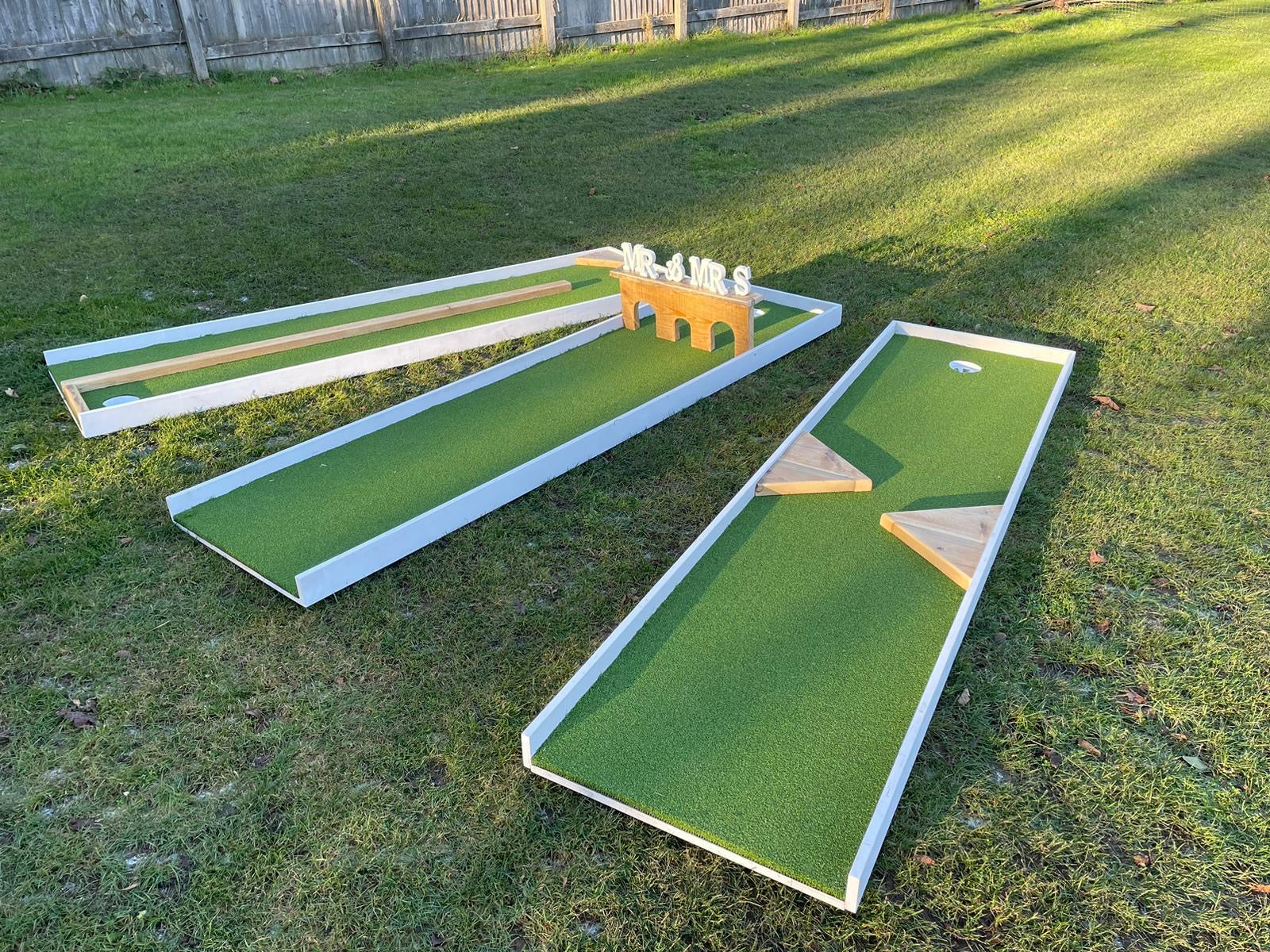 miniature-golf-lanes-on-green-lawn-for-hire