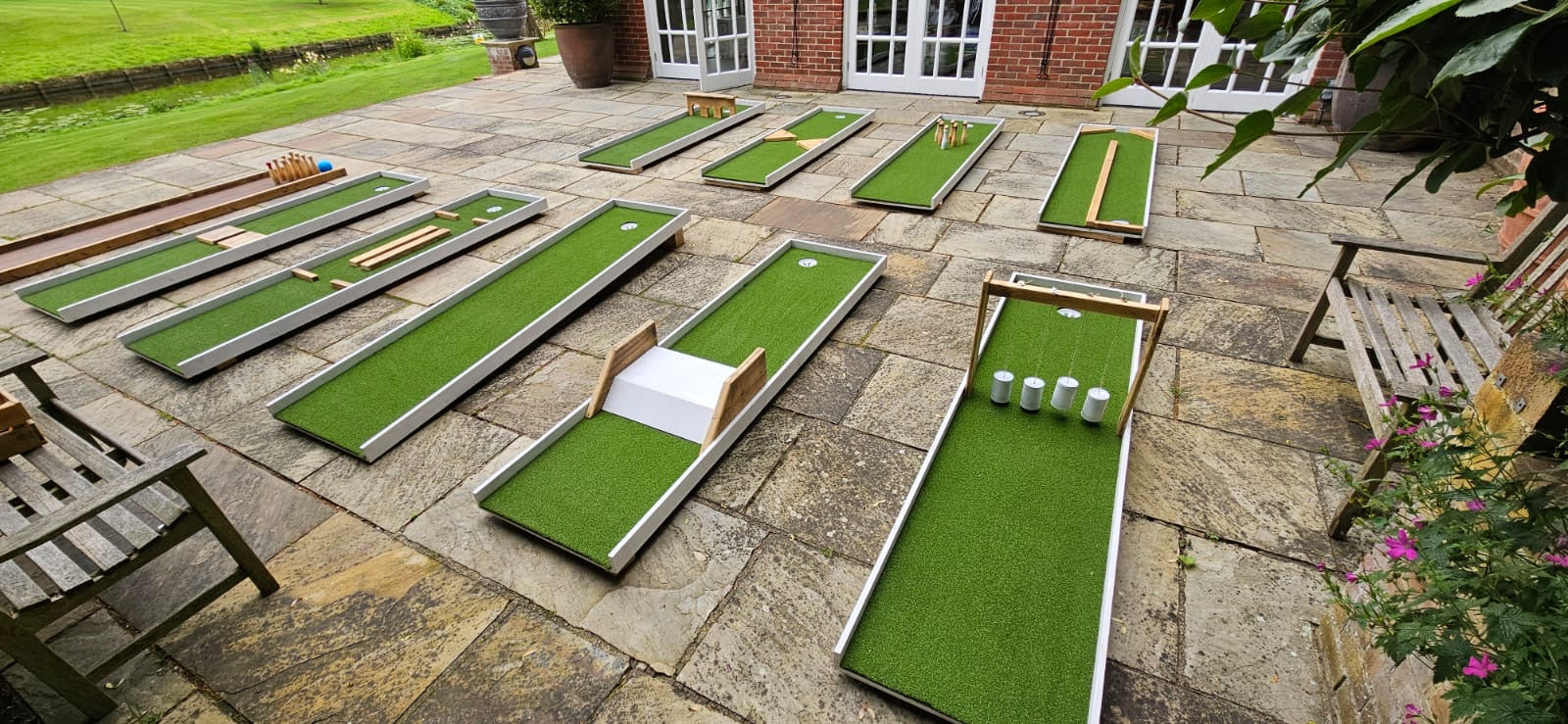 outdoor-games-for-event-hire-miniature-gold-with-artificial-turf